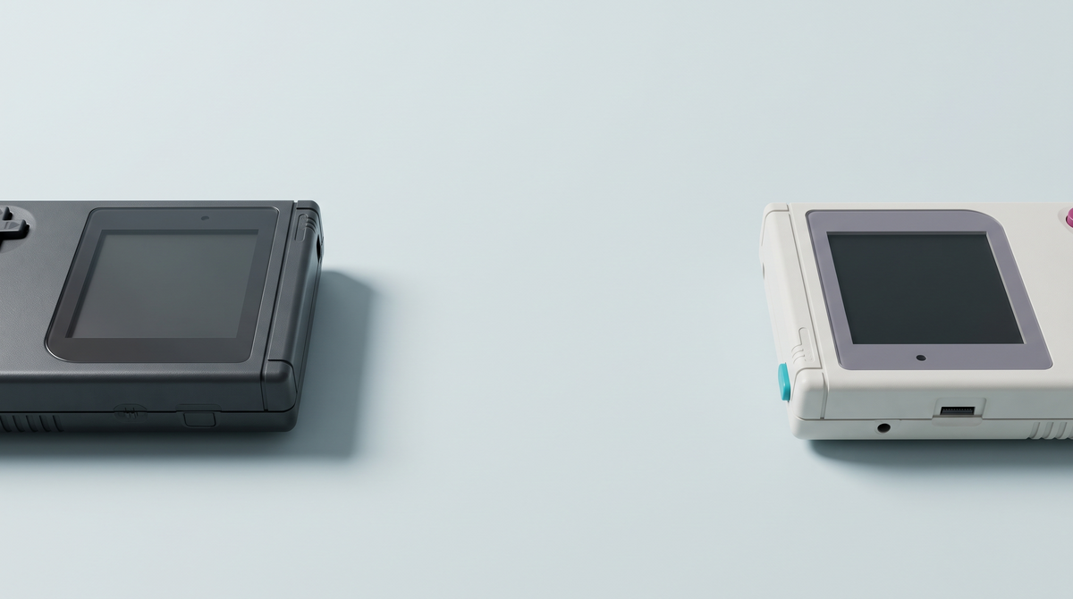 Deux consoles portables rétro face à face, une anthracite et une blanc cassé