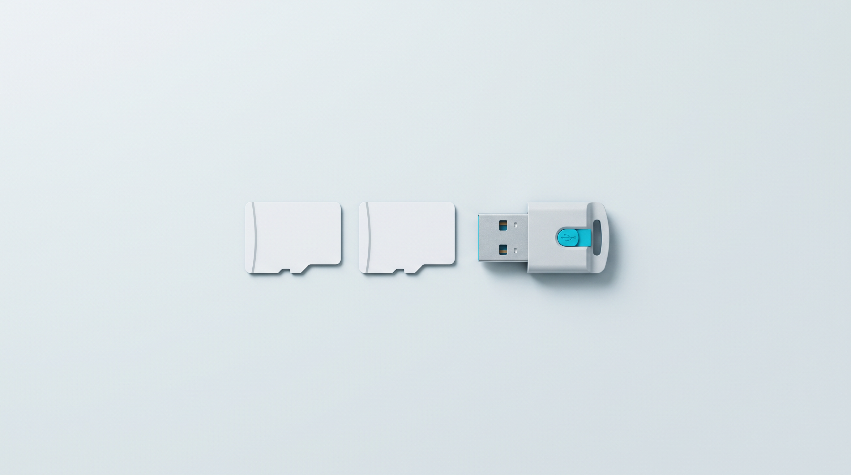 Deux cartes microSD visuellement identiques côte à côte près d'un lecteur USB