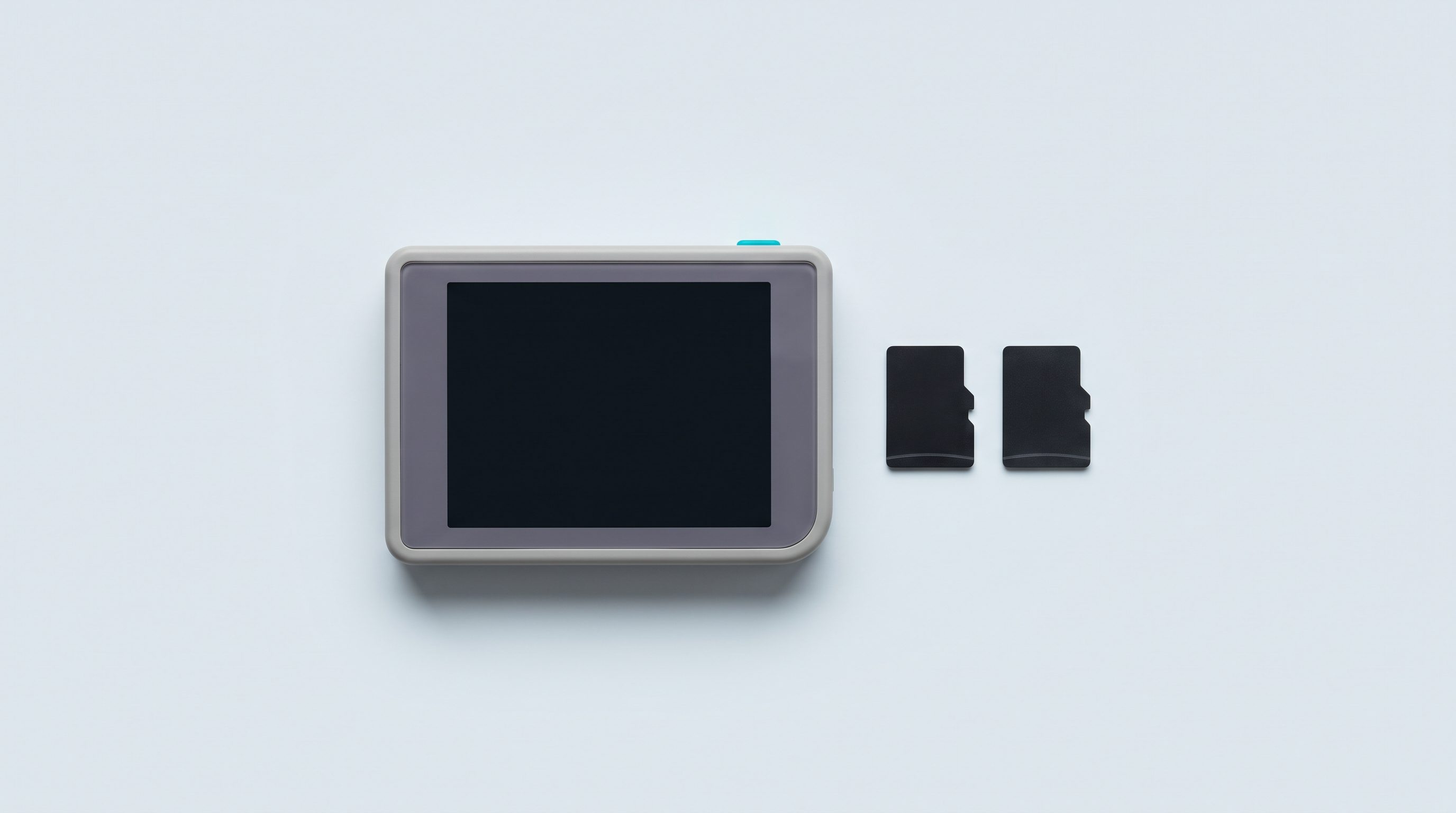 Deux cartes microSD côte à côte, légèrement décalées, près d'une console portable rétro