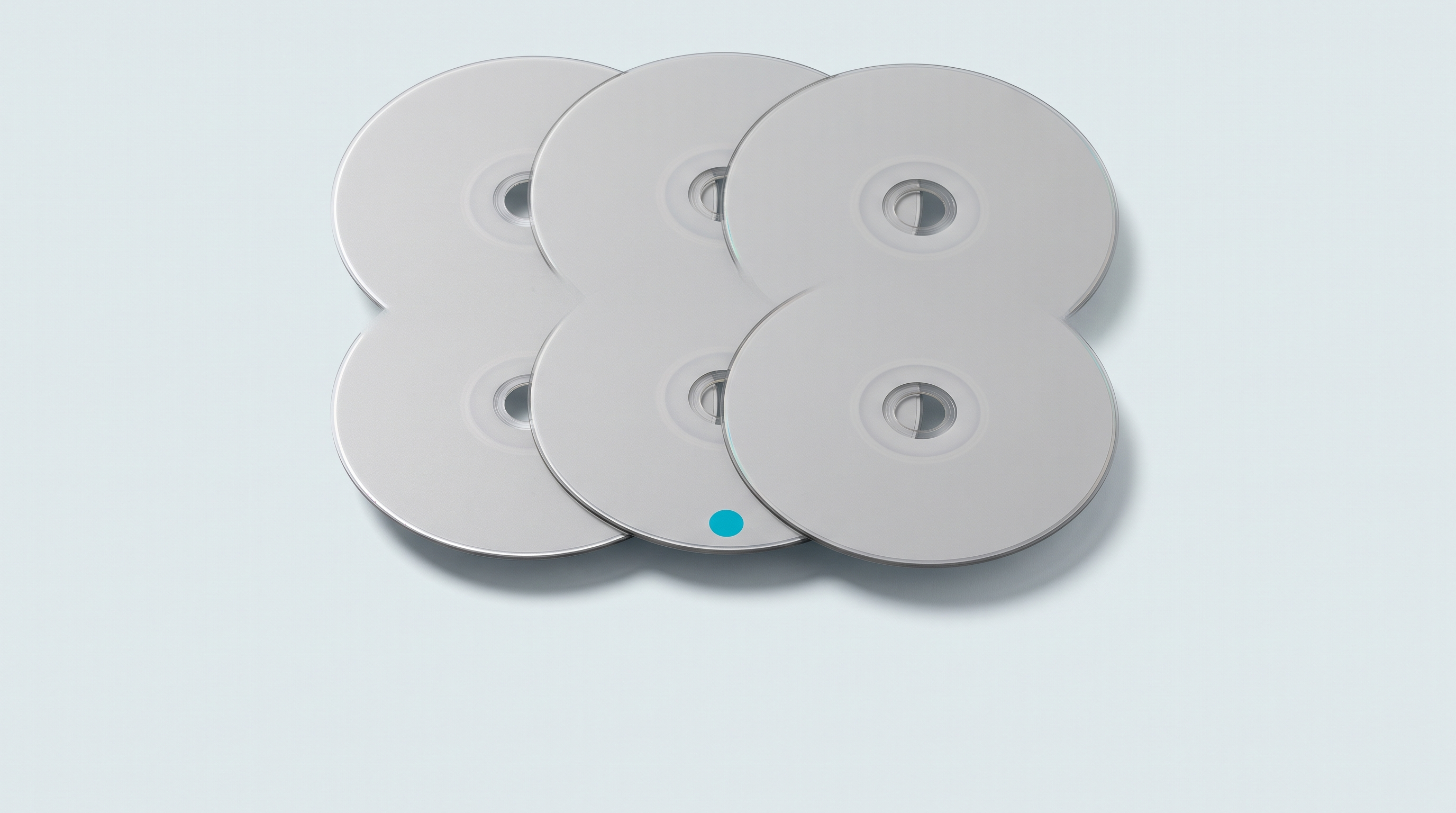 Trois disques optiques vierges disposés en éventail, légèrement décalés