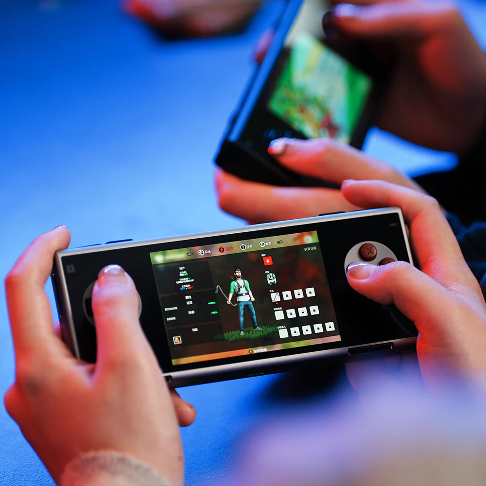 AYANEO Pocket Micro Classic – Mini console Android premium en utilisation, affichage net et contrôles précis.