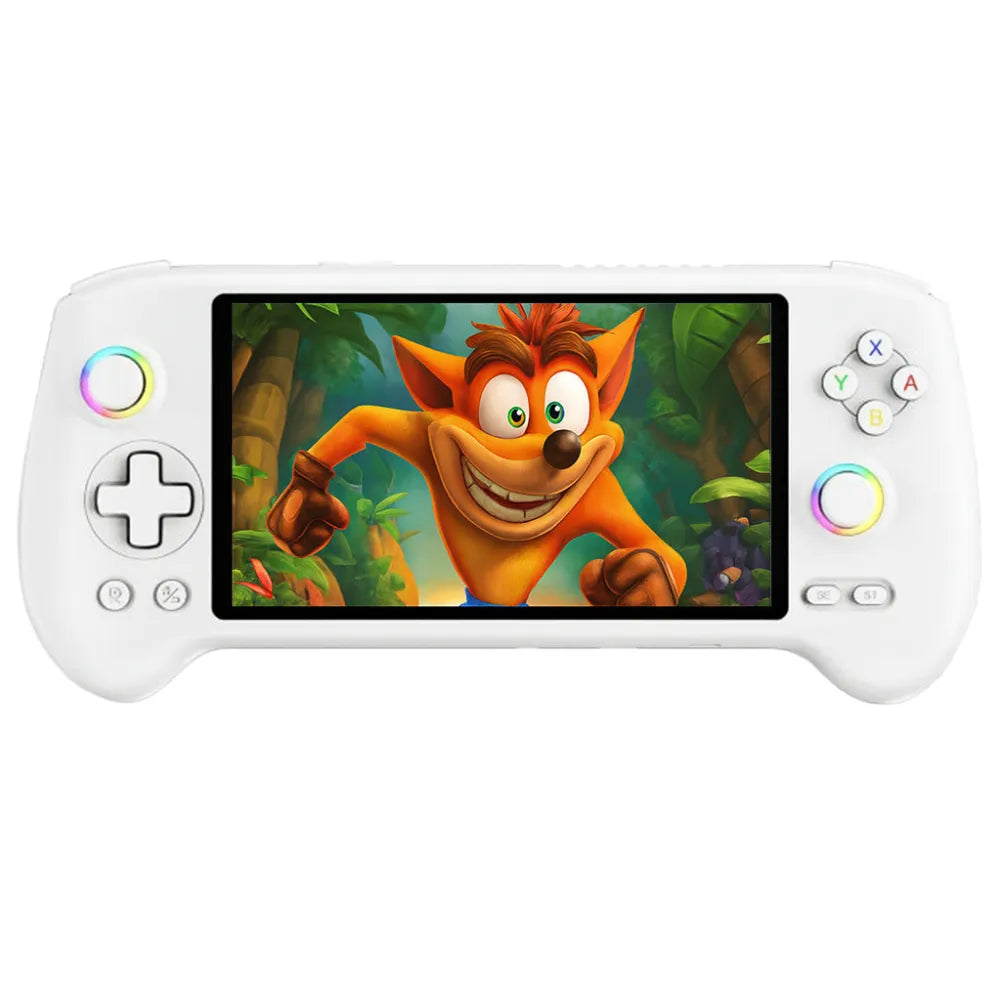 Console Anbernic RG557 blanche affichant le personnage de jeu Crash Bandicoot sur son écran AMOLED.