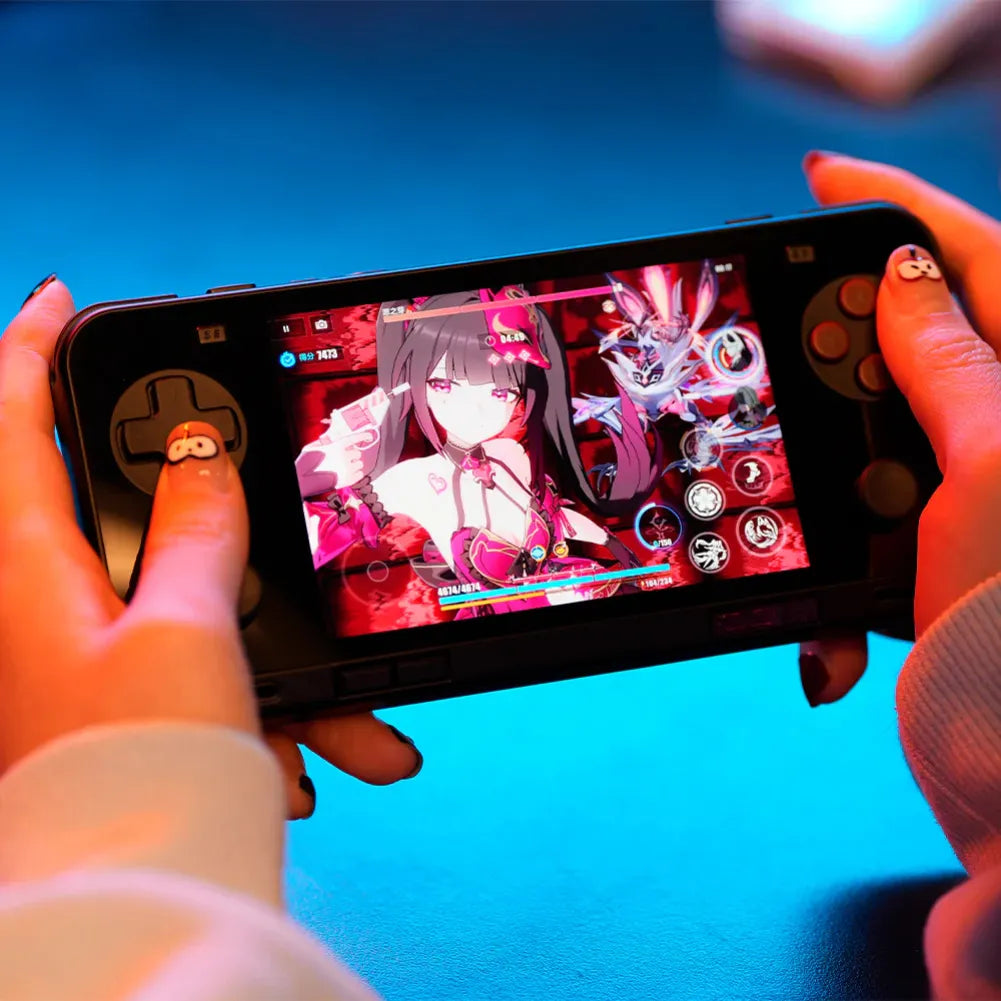 Une personne jouant avec un AYANEO Pocket ACE G3x Gen 2, écran affichant un jeu d'action vibrant.