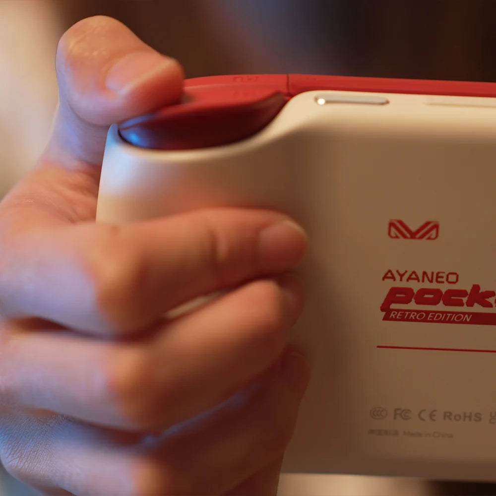 Une main tenant la console AYANEO Pocket AIR, édition rétro, mettant en avant son design ergonomique.
