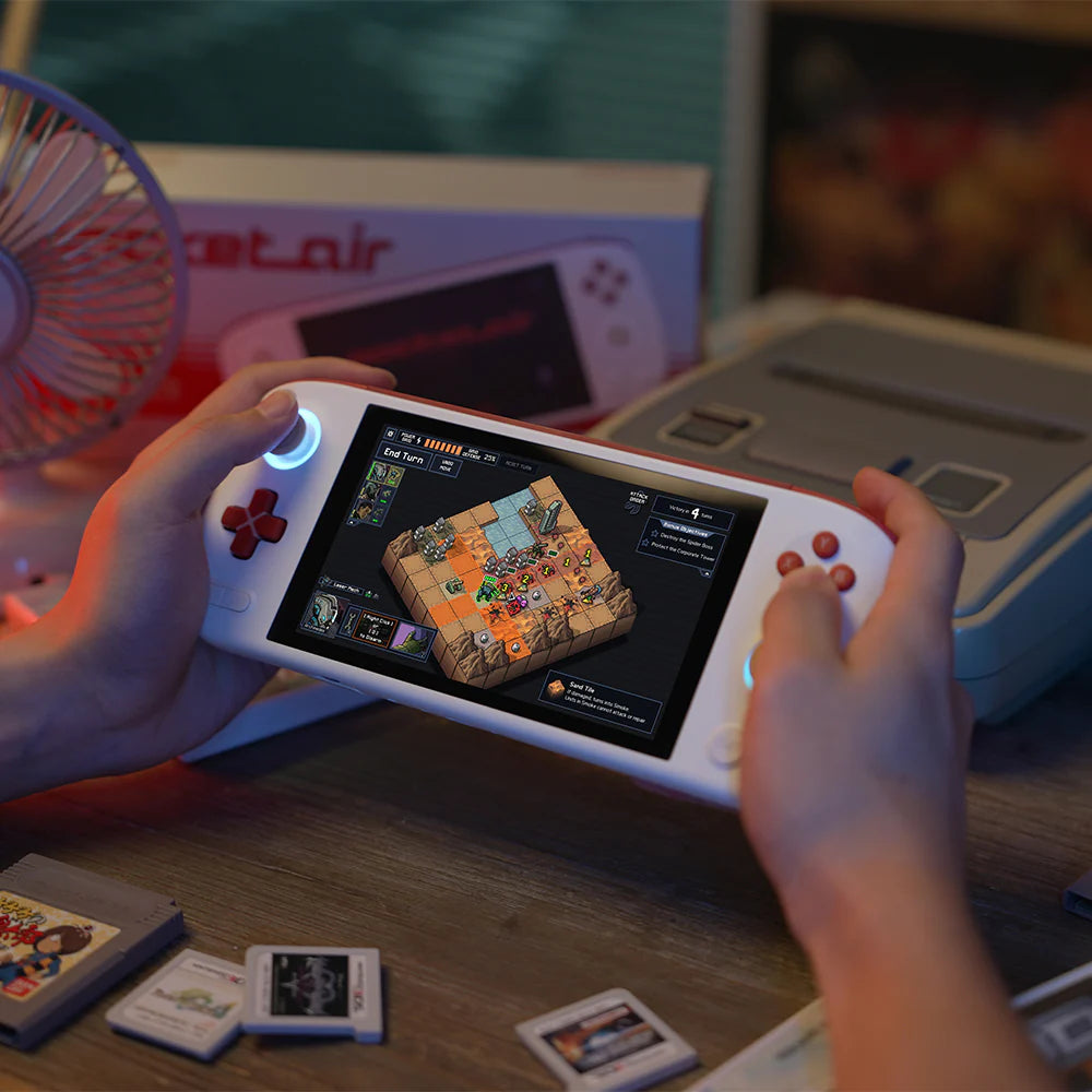 Image d'un utilisateur jouant avec la console AYANEO Pocket AIR et affichant un jeu captivant.