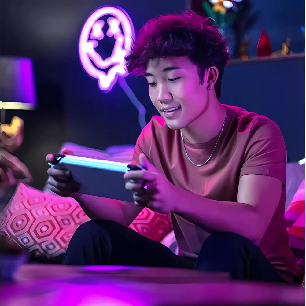 SanDisk microSD GamePlay 256 Go – jeux mobiles et consoles : jeune homme jouant sur une console portable dans un environnement coloré.