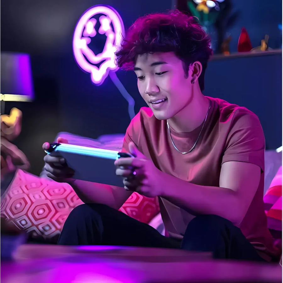 SanDisk microSD GamePlay 256 Go – jeux mobiles et consoles : jeune homme jouant sur une console portable dans un environnement coloré.