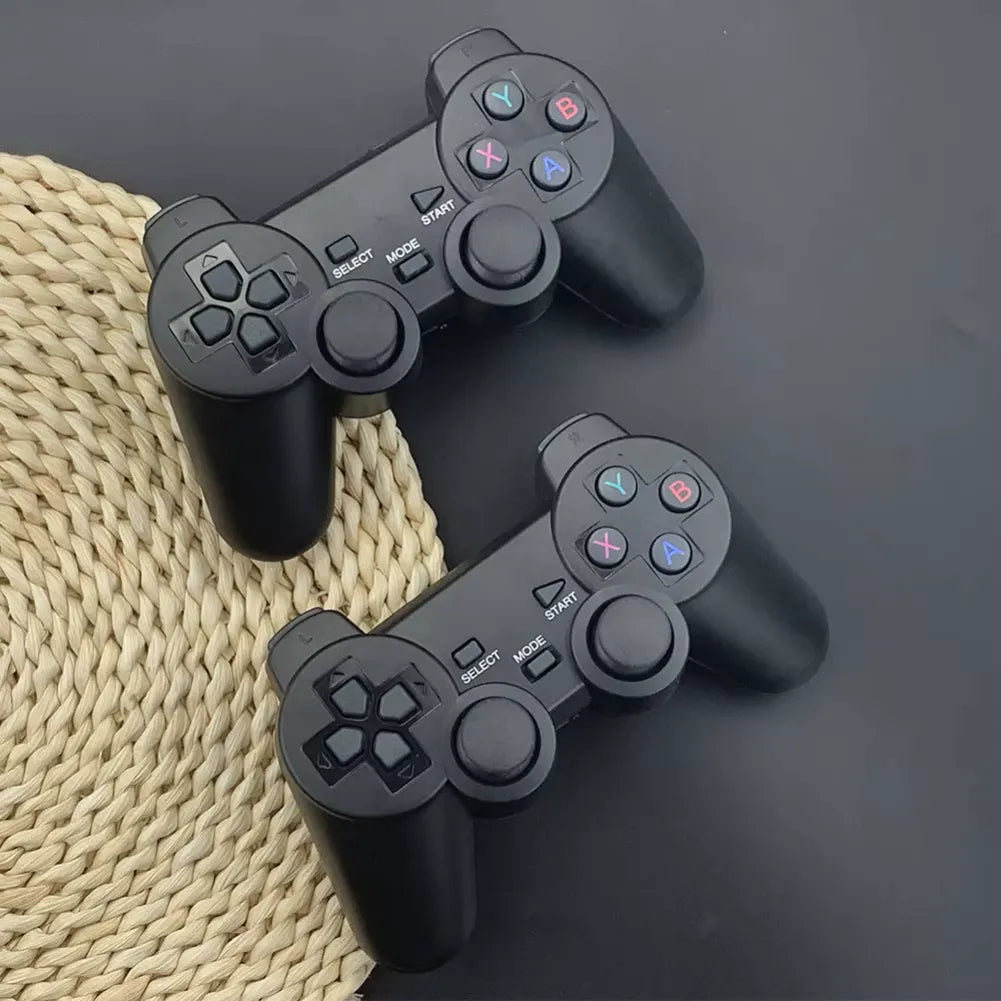 Deux manettes sans fil pour Console Retro 4K, idéales pour le jeu en duo, avec boutons colorés et design ergonomique.
