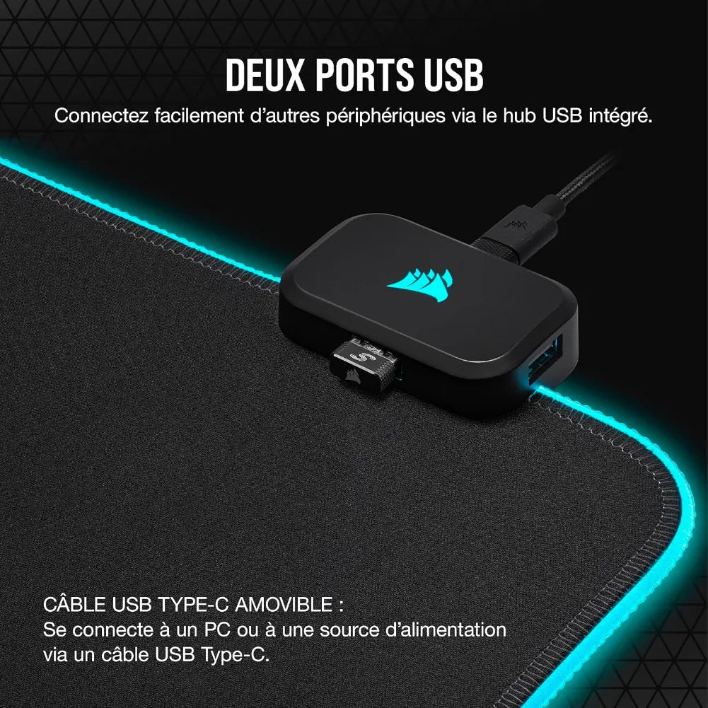 Hub USB avec deux ports sur le tapis de souris Corsair MM700 RGB, permettant une connexion facile aux périphériques.
