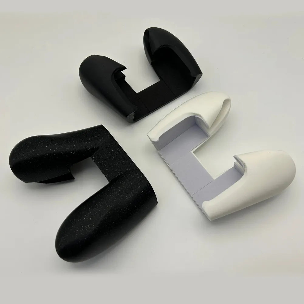 Grip ergonomique Miyoo Mini Plus en noir et blanc, améliorant le confort de la manette pour des sessions de jeu.