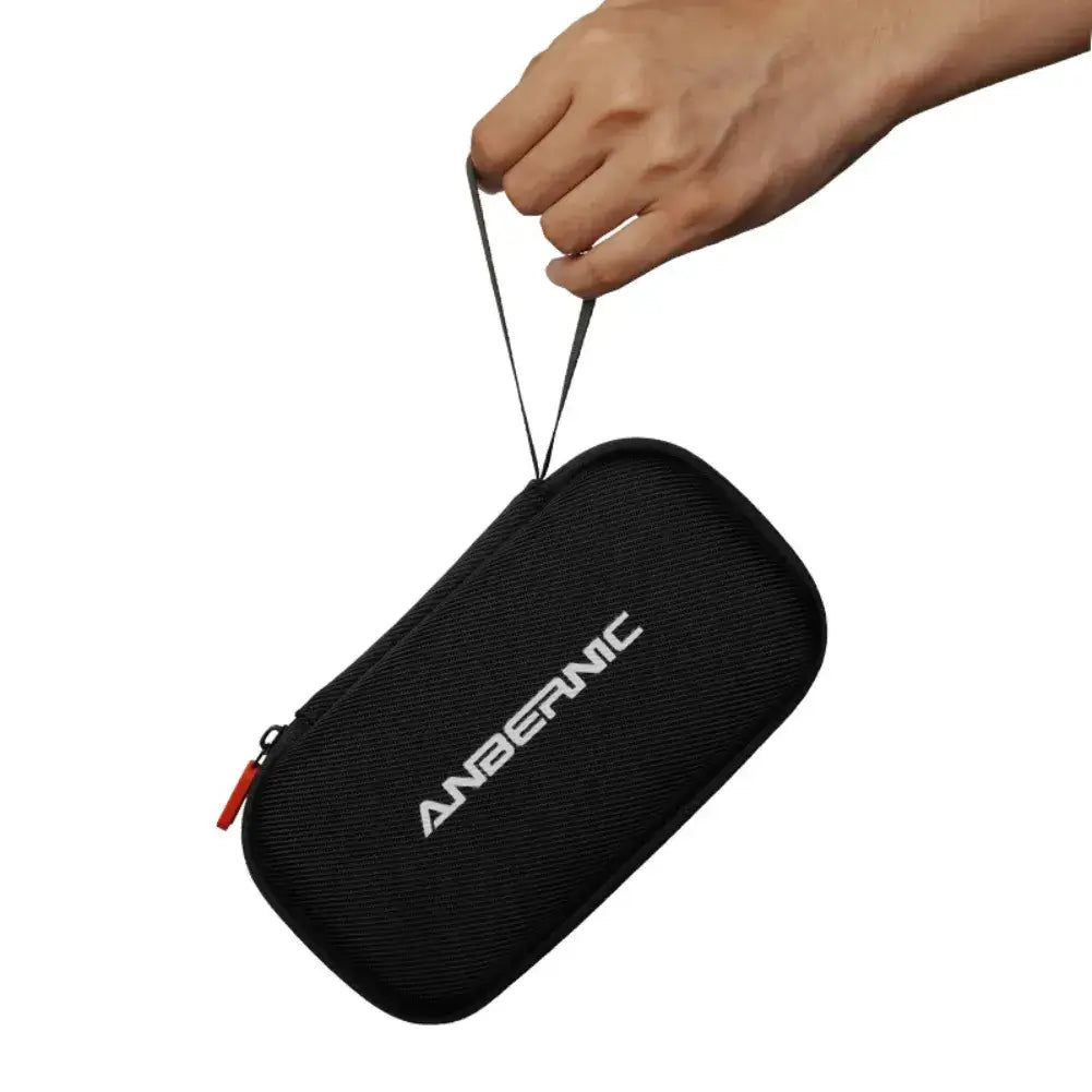 Housse Anbernic RG476H – Étui rigide de protection console dans une main, design élégant et pratique.