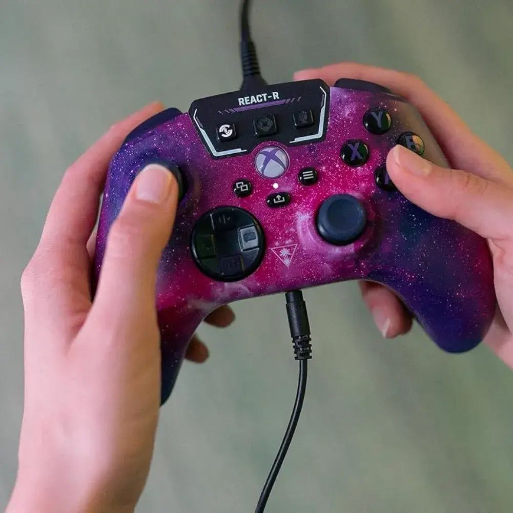 Joueur utilisant la REACT-R Controller sur PC gaming