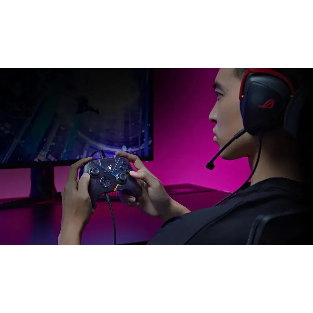 Homme utilisant la manette ROG Raikiri avec un casque gaming, devant un écran illuminé.