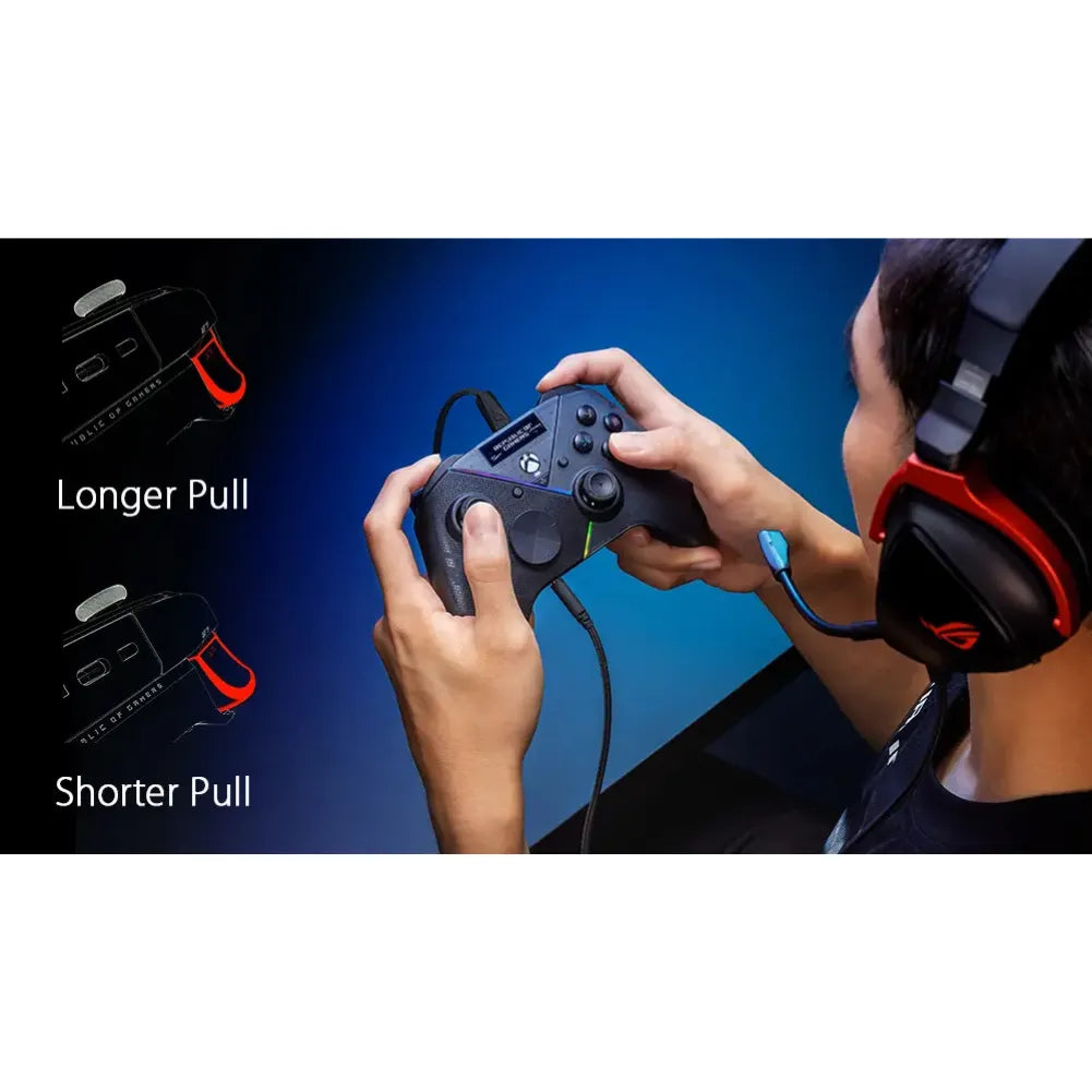 Homme utilisant la manette ROG Raikiri Pro, montrant les réglages de traction longue et courte pour un contrôle optimal.