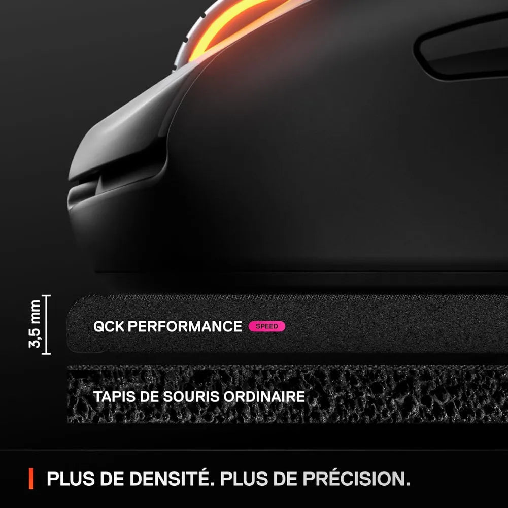 Comparaison d'épaisseur entre le tapis de souris SteelSeries QcK Performance Speed et un tapis ordinaire.