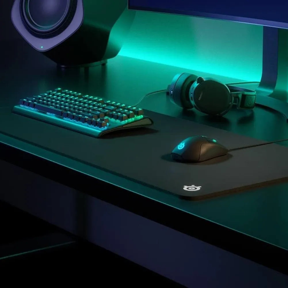 Tapis de souris gaming SteelSeries QcK Heavy XXL avec clavier et casque, éclairage LED ambiant.