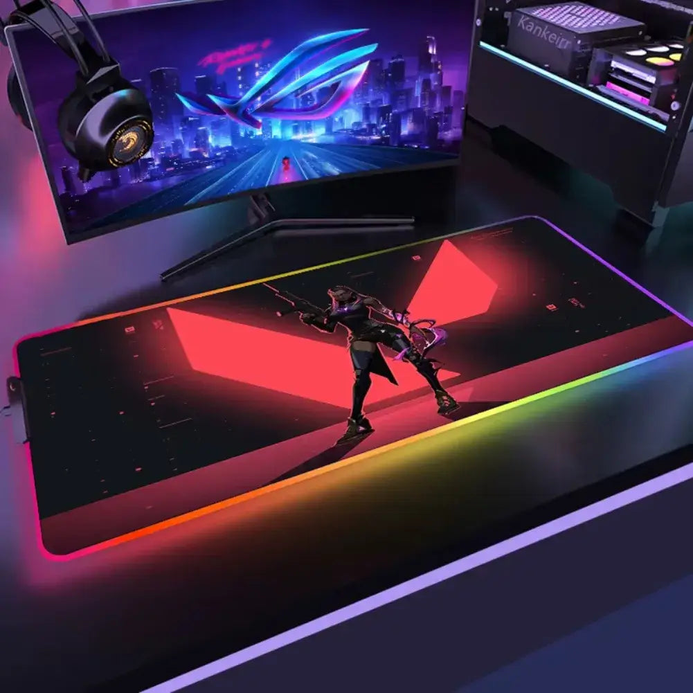 Tapis de souris XXL Valorant Reyna sur un fond noir posé sur un bureau gamer