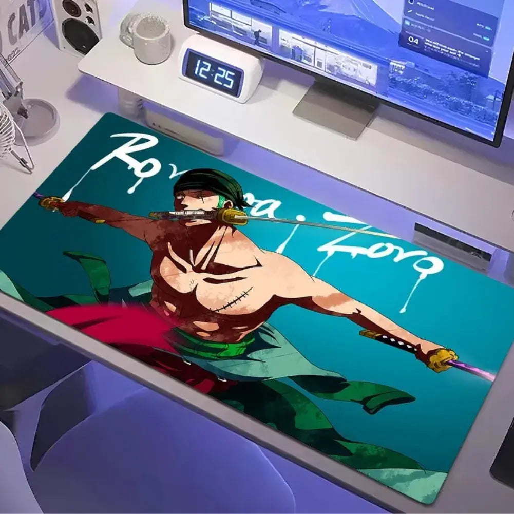 Tapis de souris XXL One Piece avec Roronoa Zoro en action, design dynamique et couleurs vives.
