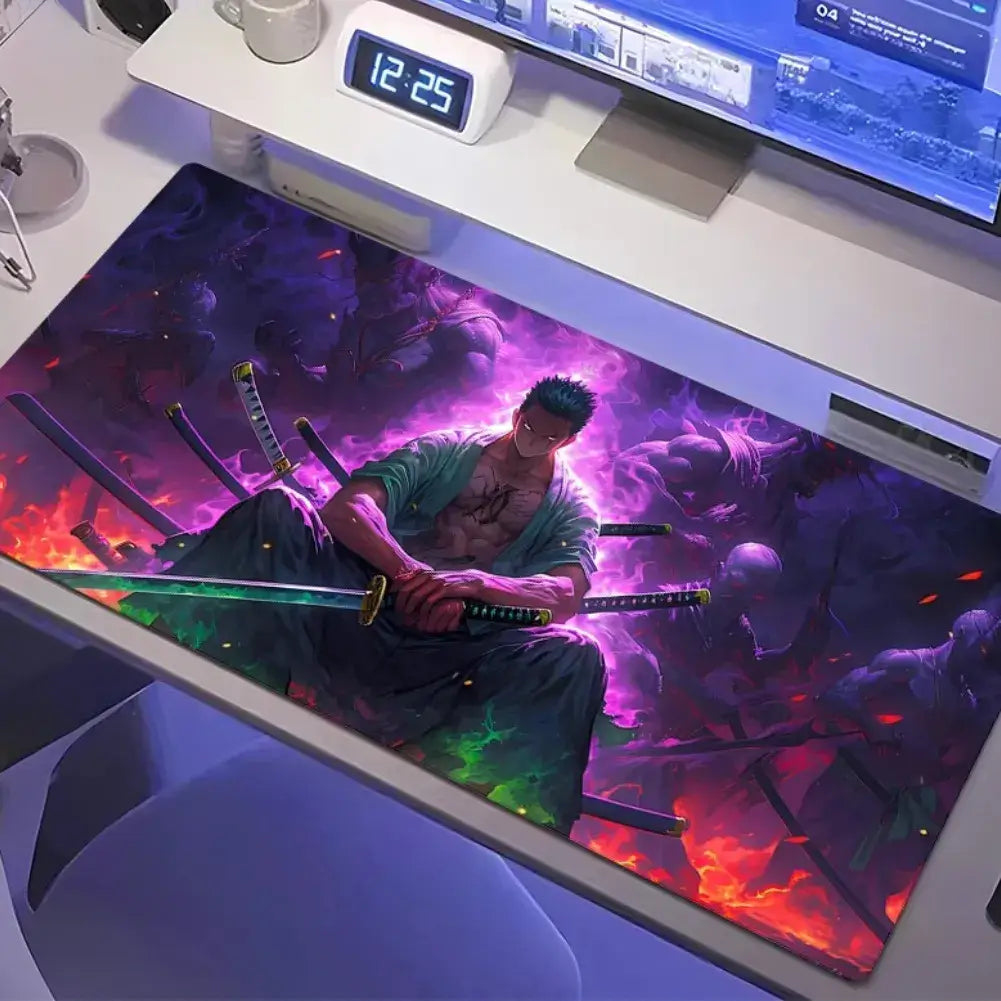 Tapis de souris XXL One Piece avec Zoro entouré de flammes violettes et sabres, parfait pour gamers.