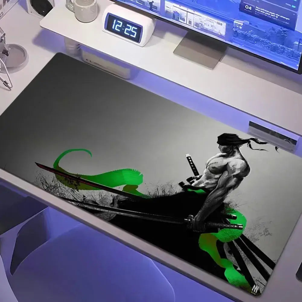 Tapis de souris XXL One Piece Zoro avec design silhouette et dragon vert, parfait pour un bureau stylé.