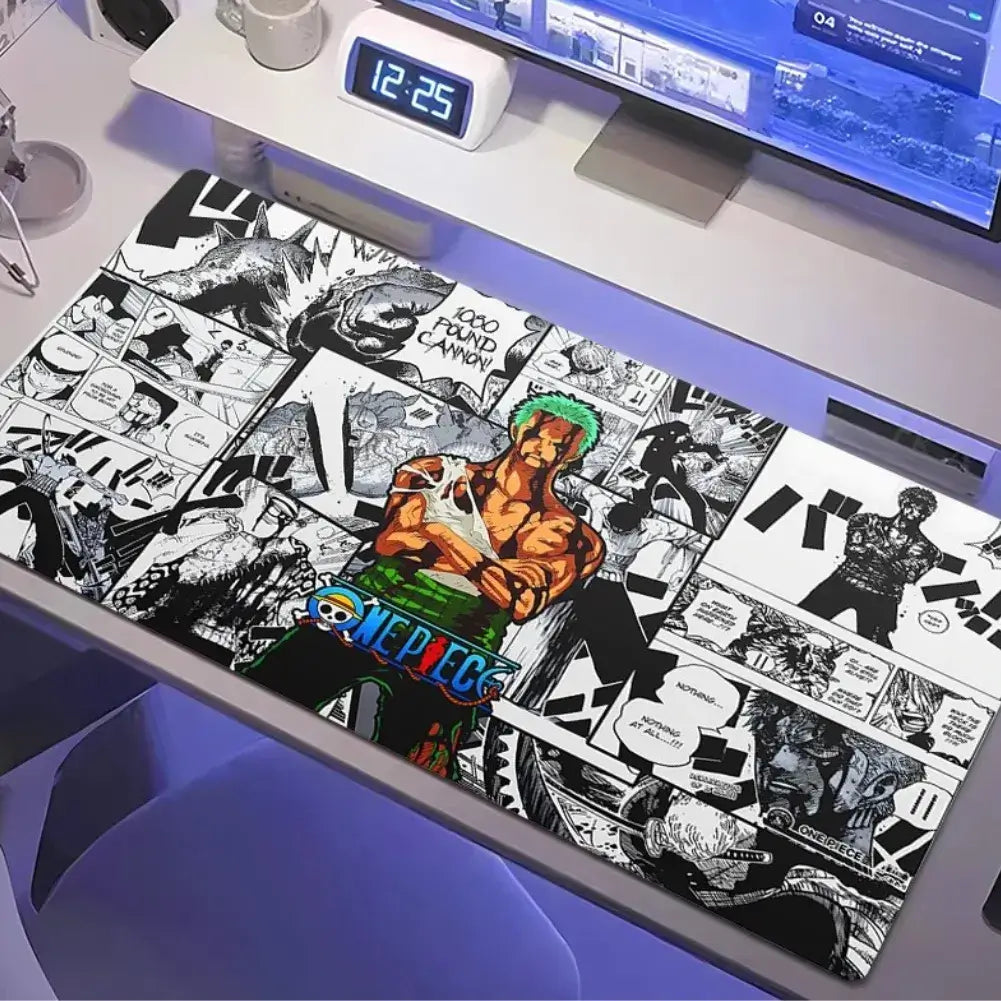Tapis de souris XXL One Piece Zoro en manga noir et blanc sur un bureau moderne.
