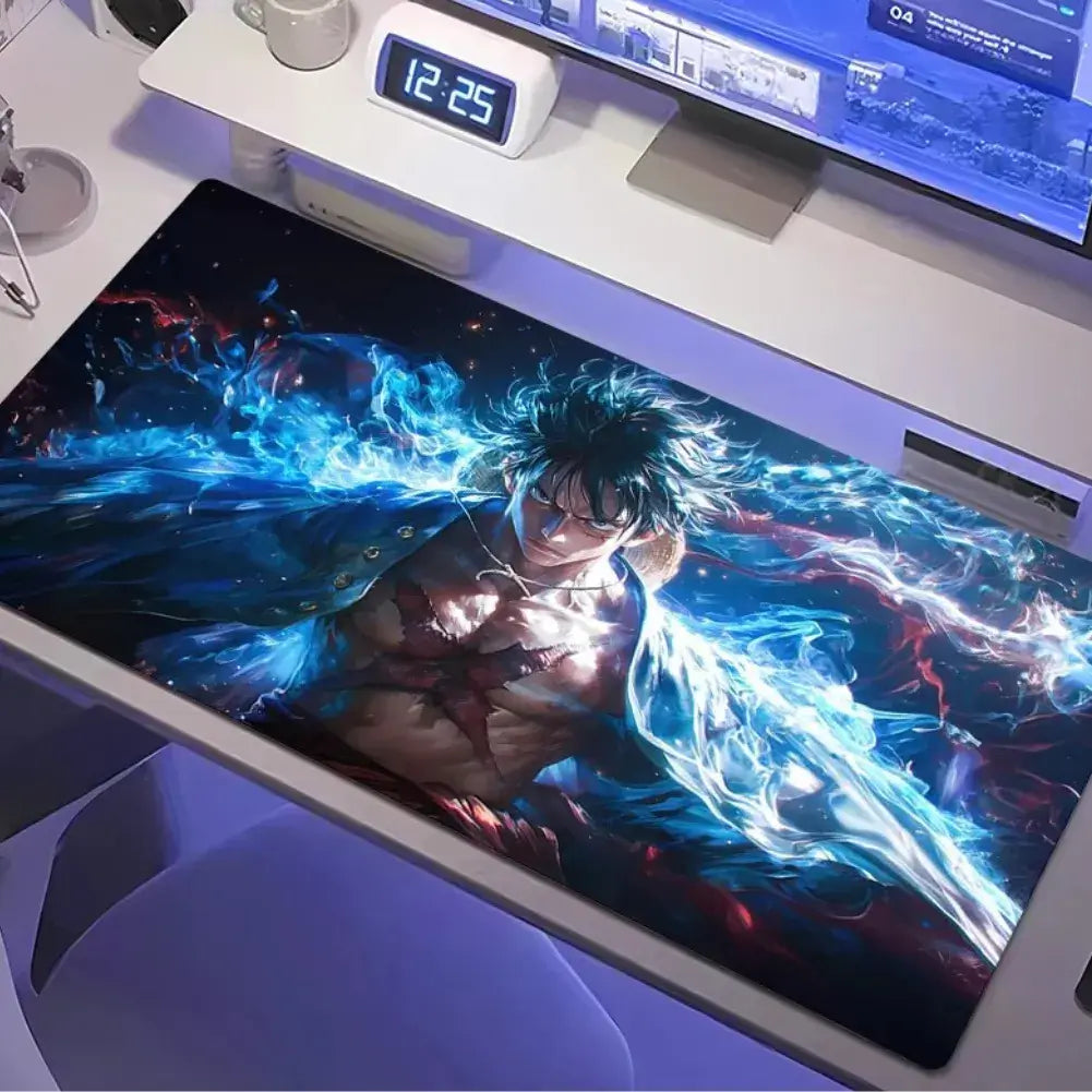 Tapis de souris XXL One Piece Luffy avec visuel dynamique enflammé, parfait pour gamers et fans d'anime.