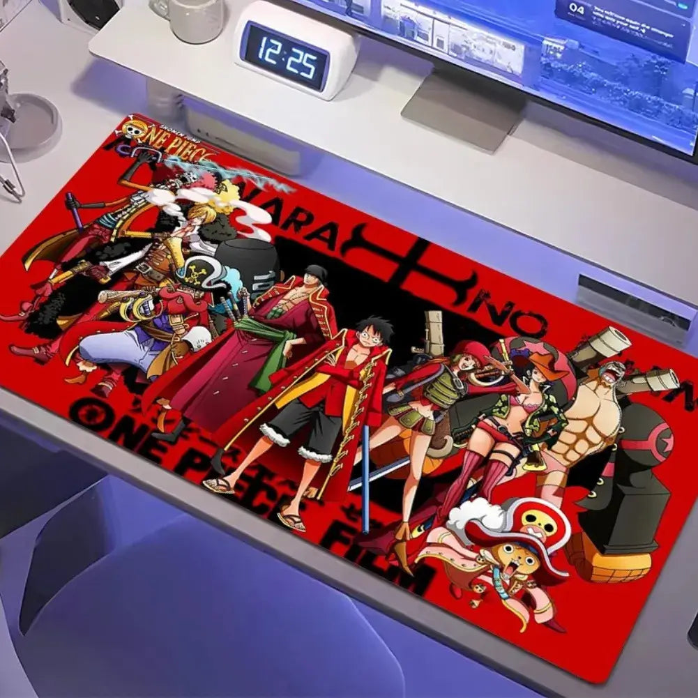 Tapis de souris XXL One Piece Film Red avec l'équipage de Luffy sur fond rouge, idéal pour les fans.