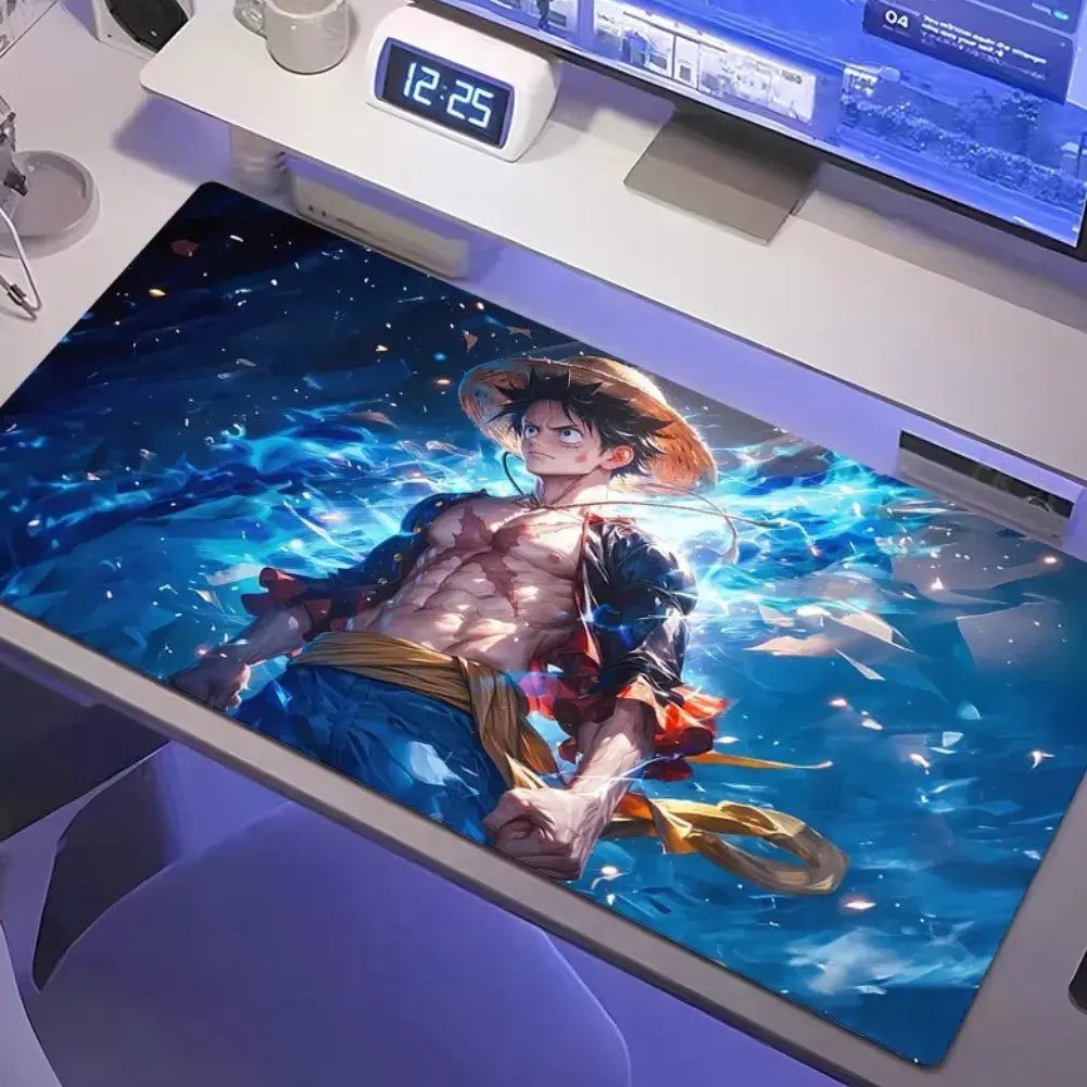Tapis de souris XXL Luffy One Piece avec impression HD sur un bureau moderne.
