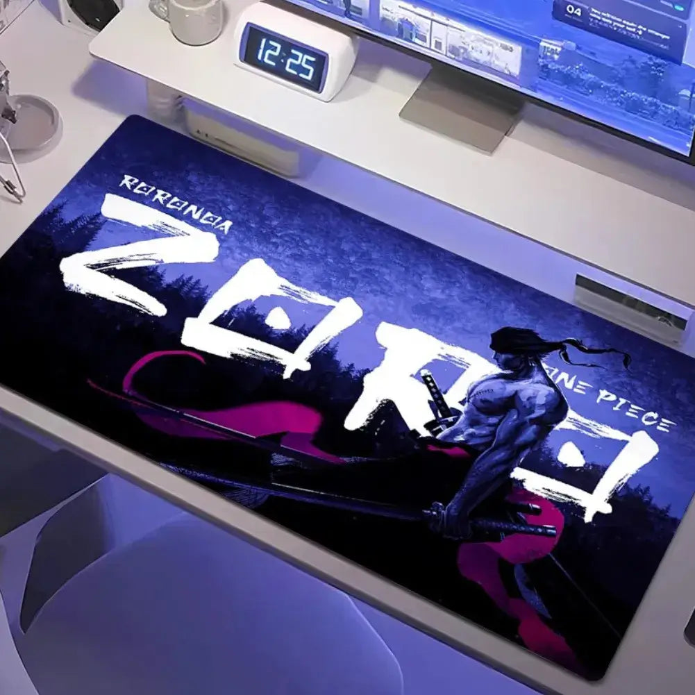 Tapis de souris XXL Zoro One Piece sur un bureau moderne, alliant performance et style pour les gamers.