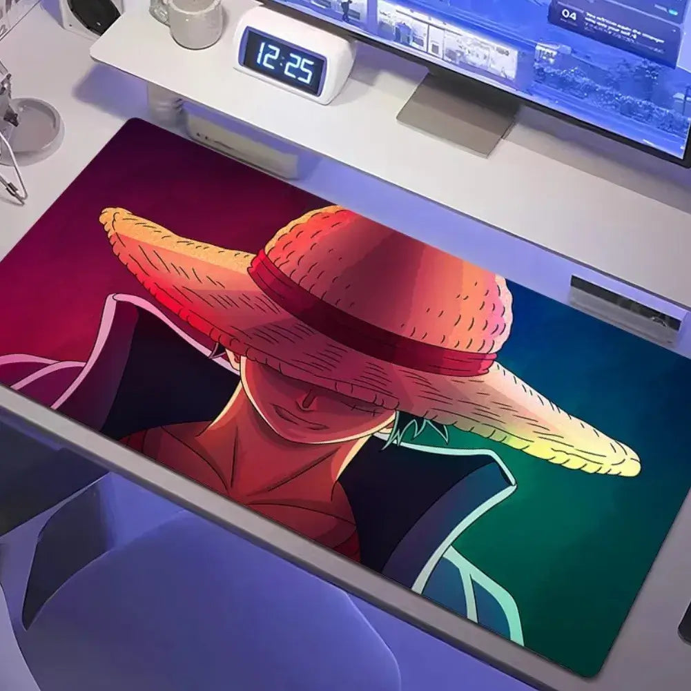 Tapis de souris XXL One Piece avec Luffy sous son chapeau de paille, conçu pour un setup esthétique et optimal.
