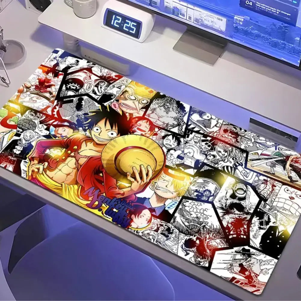 Tapis de souris XXL One Piece Luffy avec collage vibrant de scènes emblématiques du manga.