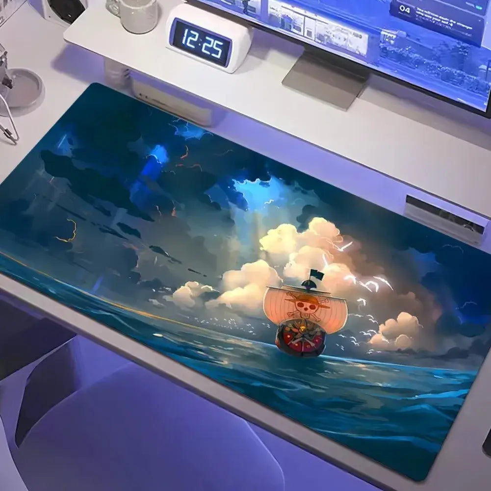 Tapis de souris XXL One Piece avec le légendaire navire Thousand Sunny sur un océan animé.