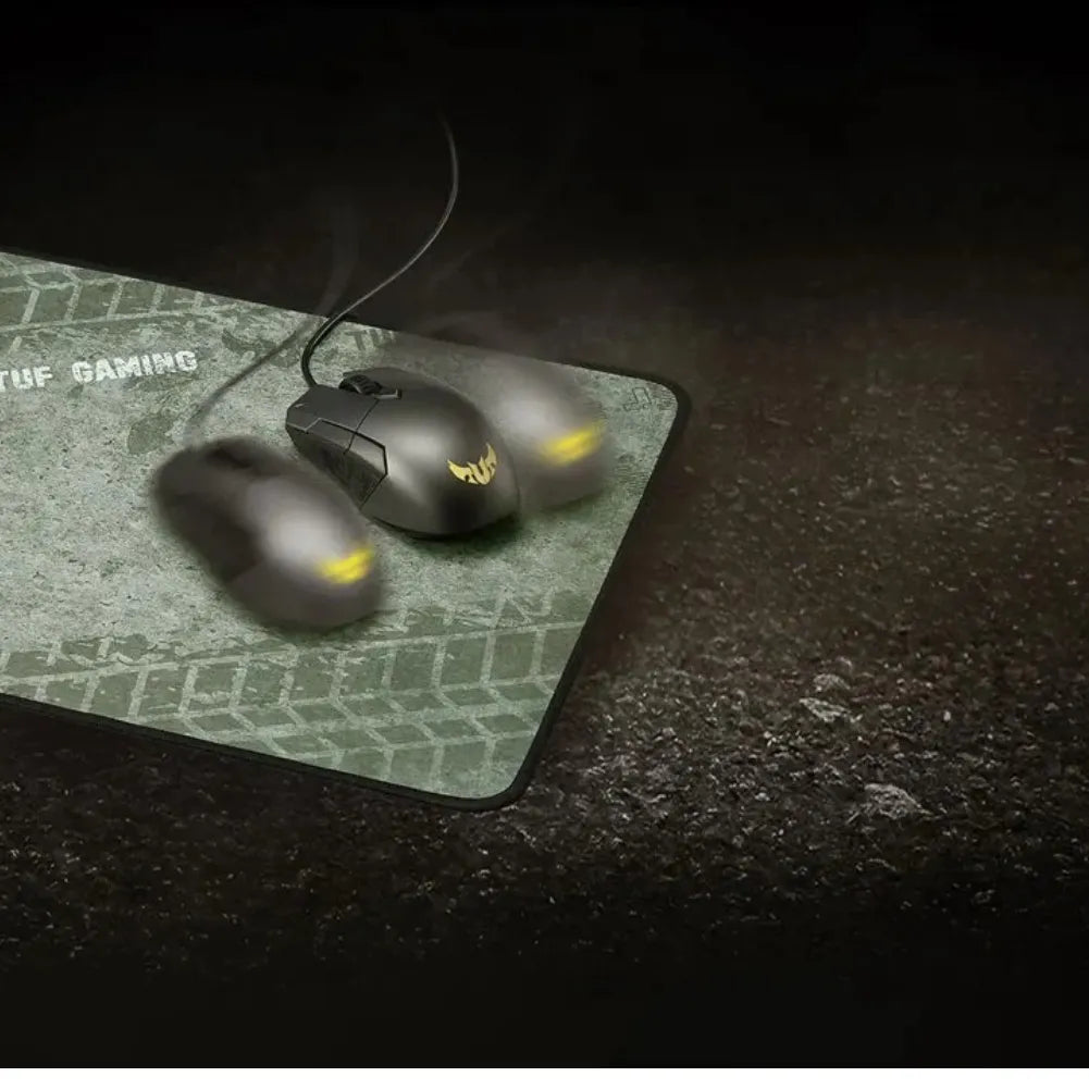 Gros plan sur la surface texturée du TUF Gaming P3 avec une souris