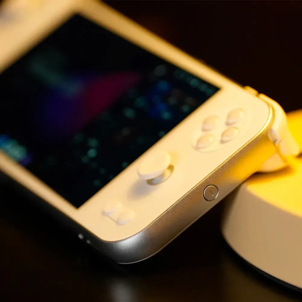 Console portable AYANEO Pocket S2 avec écran 2K et contrôles ergonomiques de jeu.