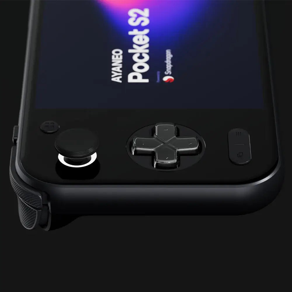 Image de la console AYANEO Pocket S2 avec écran et contrôleurs en vue rapprochée.