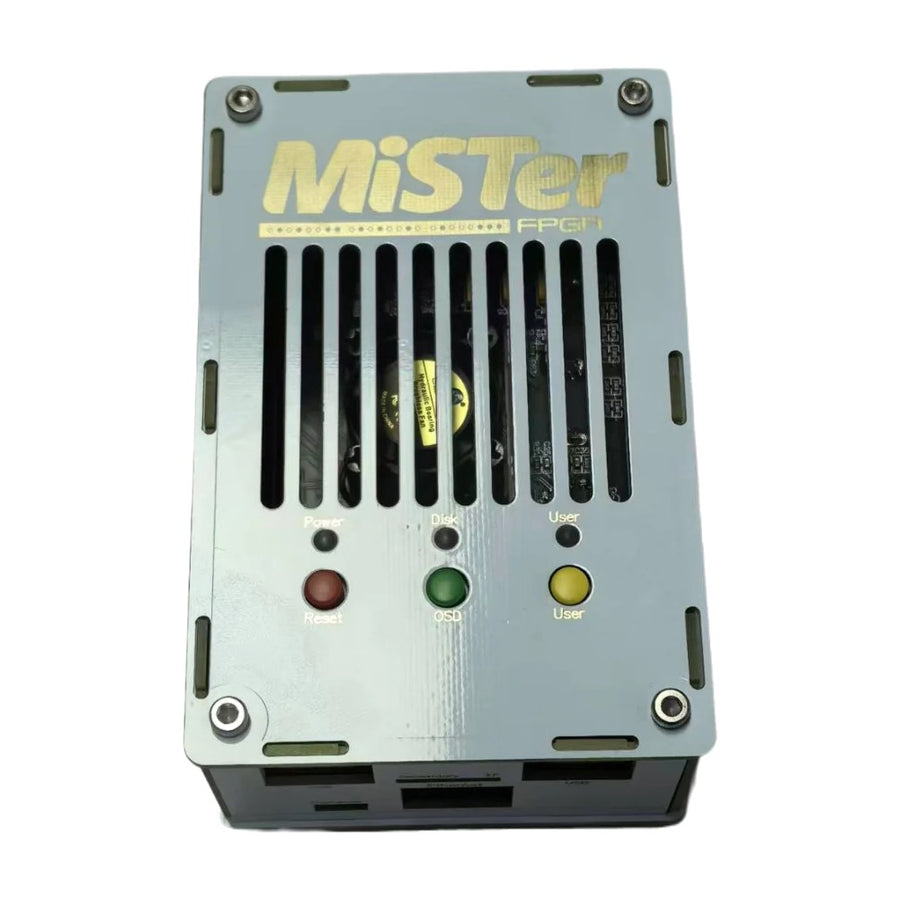 Console FPGA MiSTer de trois quarts, plaque supérieure ajourée gravée MiSTer