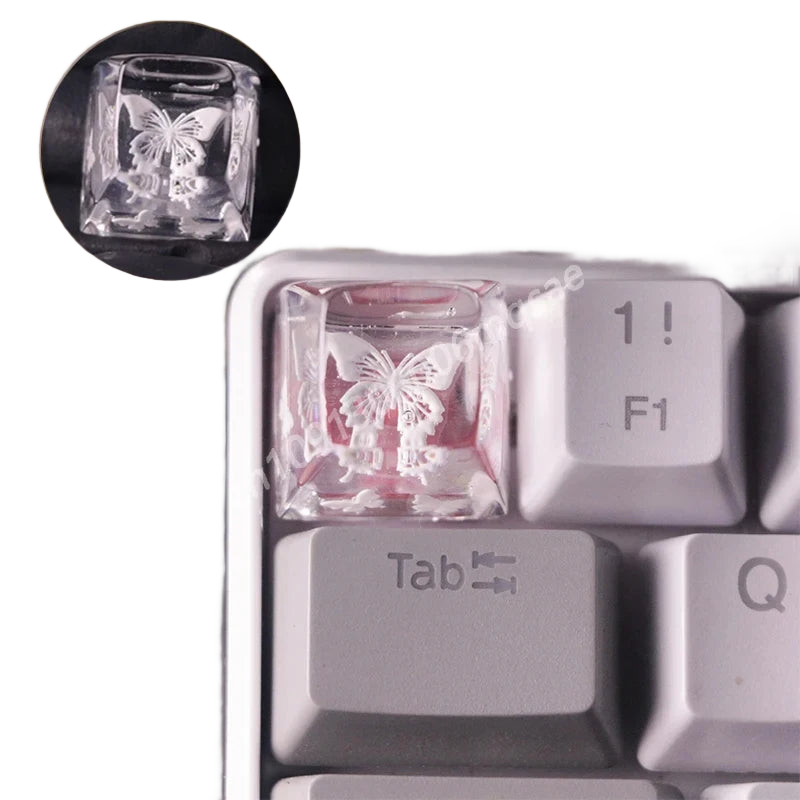 Keycap en résine translucide renfermant un papillon, vu de trois quarts sur sa tige MX