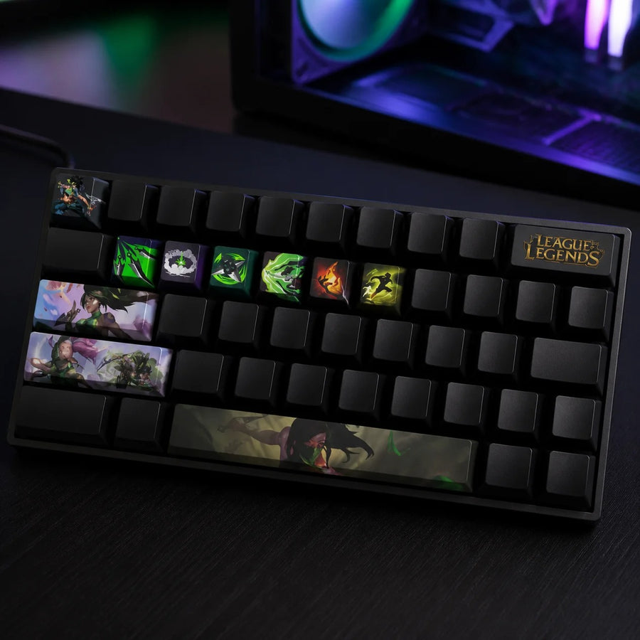Keycaps Akali montées sur un clavier mécanique noir devant un PC gaming