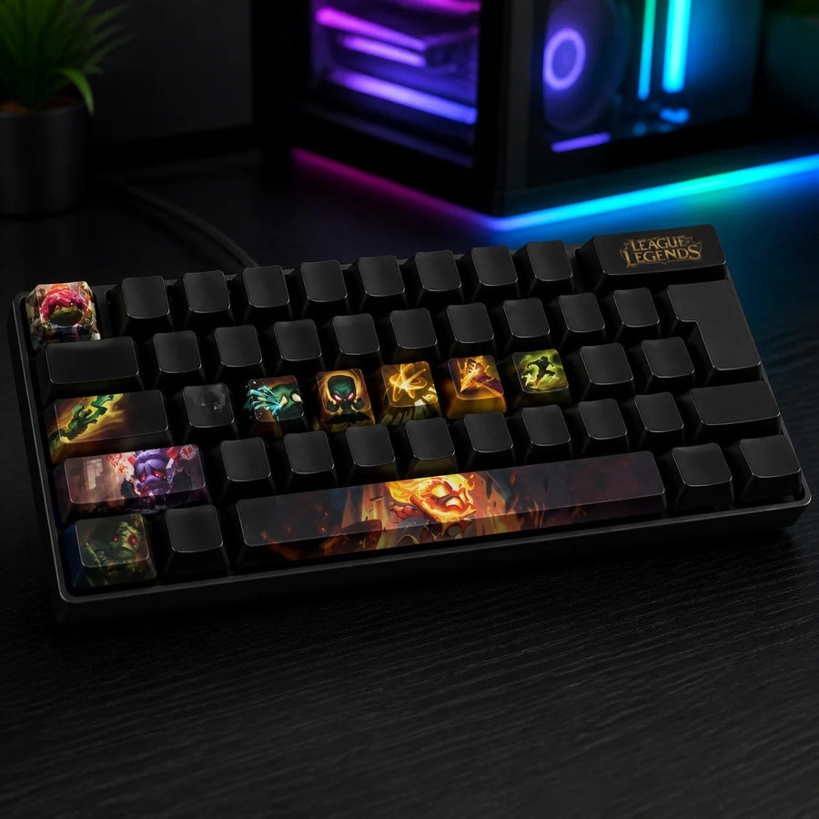 Keycaps Amumu montées sur un clavier mécanique noir devant un PC gaming