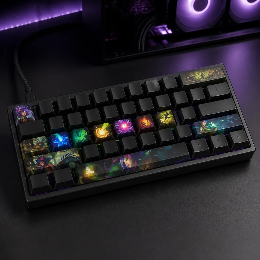Keycaps Neeko montées sur un clavier mécanique noir devant un PC gaming
