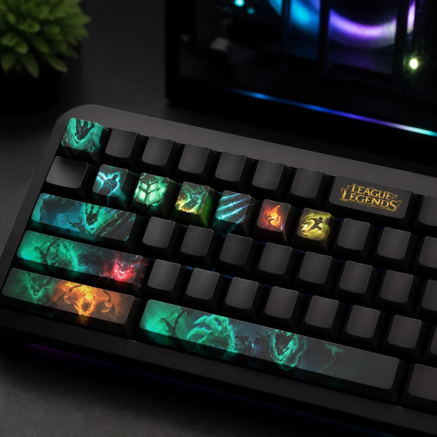 Keycaps Thresh montées sur un clavier mécanique noir devant un PC gaming
