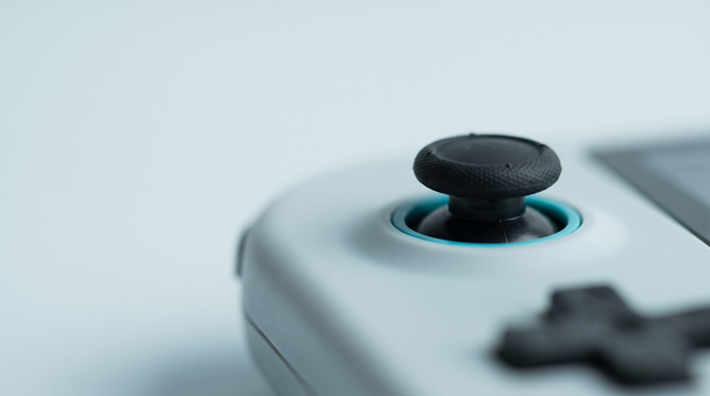Gros plan macro sur le stick analogique d'une console portable rétro