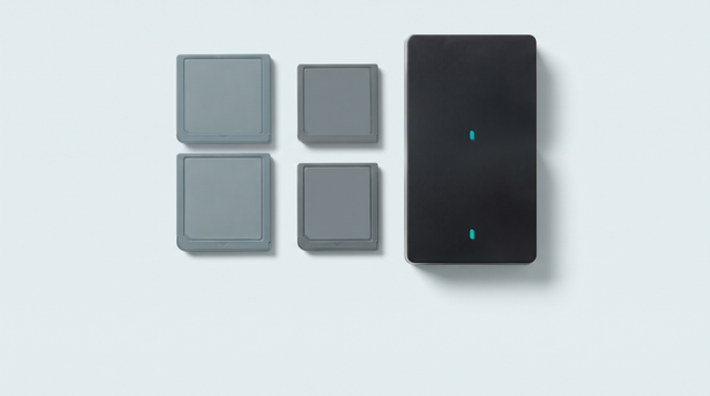 Deux petites cartouches de jeu de tailles différentes près d'un lecteur de cartouches compact