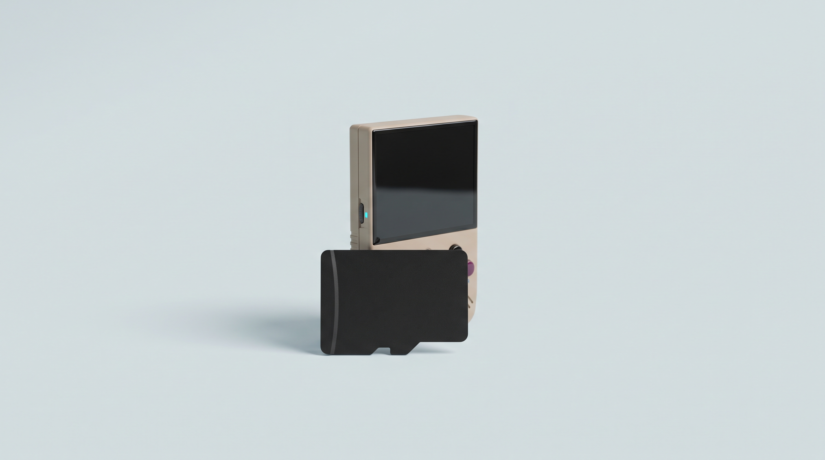 Carte microSD posée devant une petite console portable rétro verticale