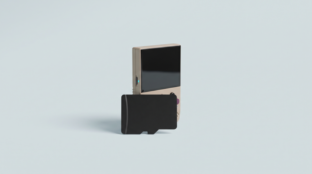 Carte microSD posée devant une petite console portable rétro verticale