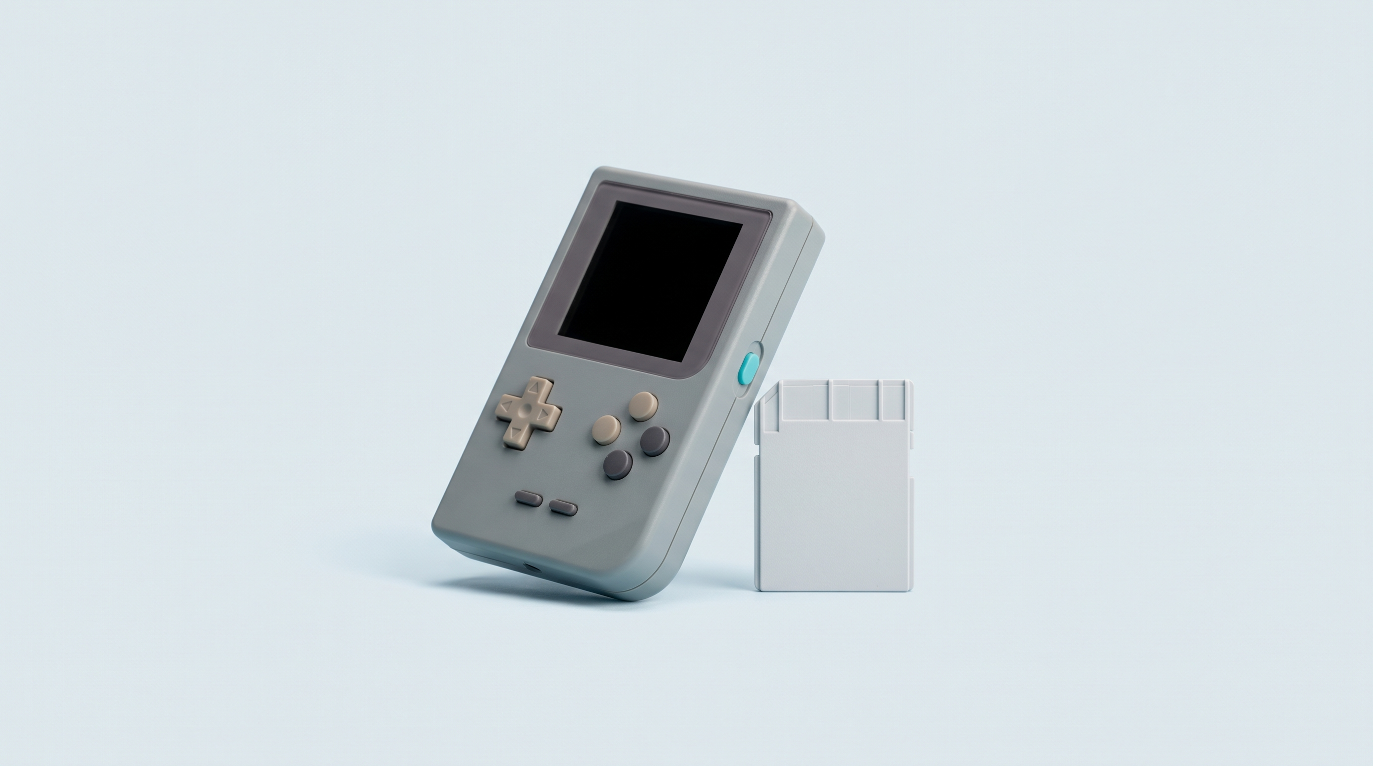 Carte microSD appuyée contre une console portable rétro compacte à écran carré