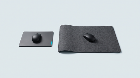 Deux tapis côte à côte, un petit rigide et un grand en tissu, chacun avec une souris