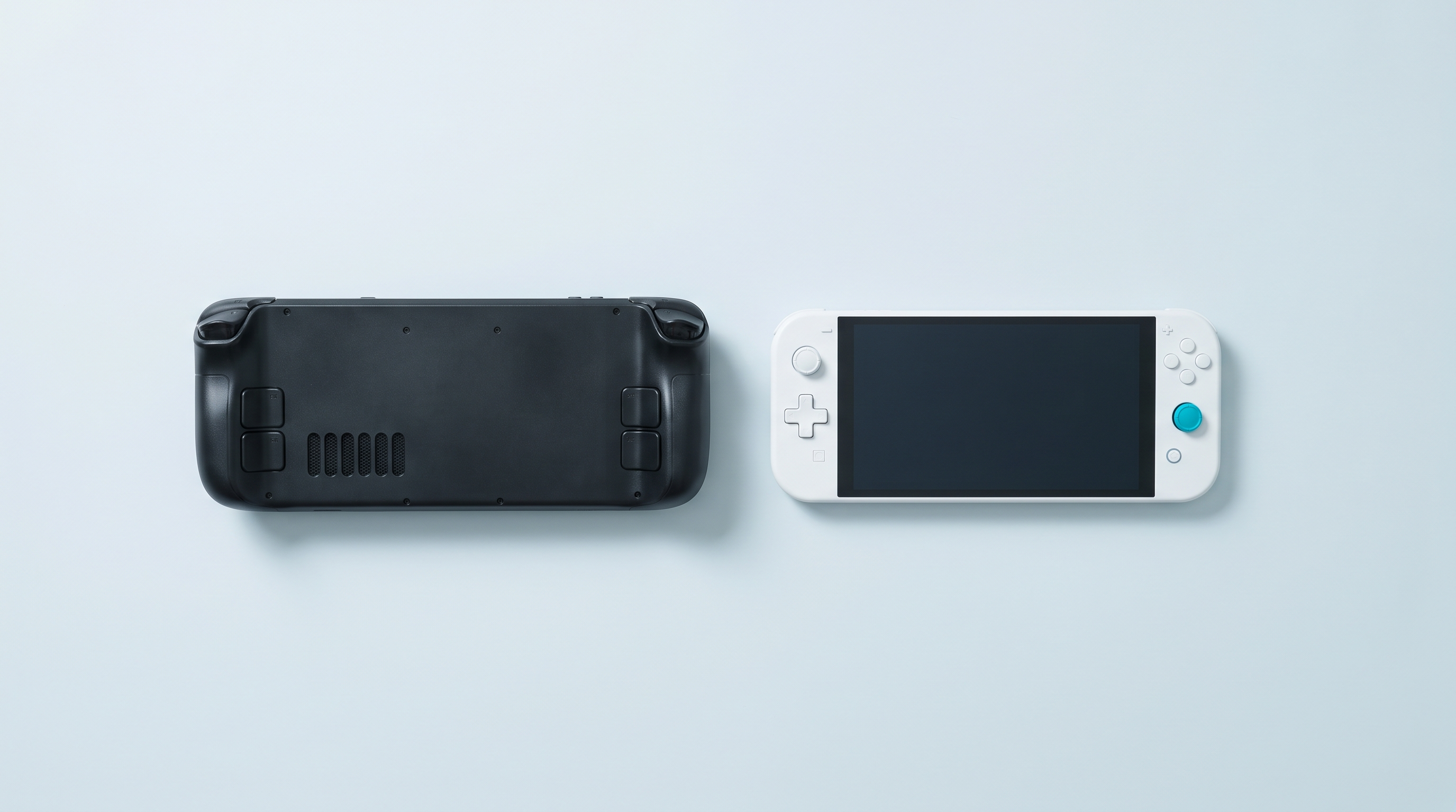 Deux consoles portables côte à côte, une épaisse et ventilée, une fine et légère