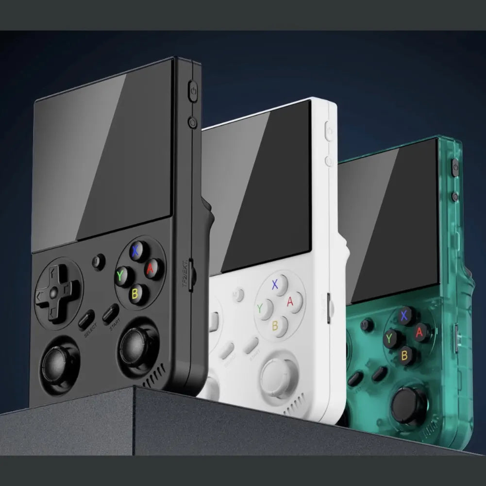 Console portable Anbernic RG35XX en noir, blanc et vert, affichant un design moderne et des contrôles ergonomiques.