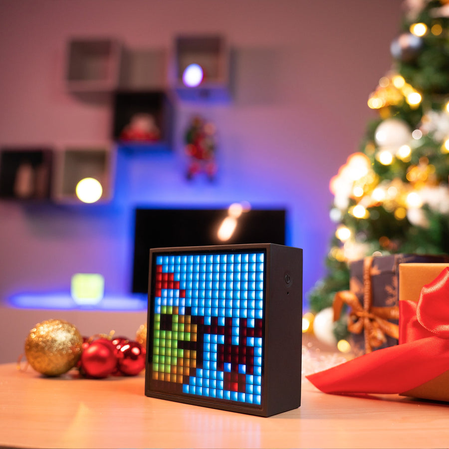 Divoom Timebox-Evo dans un décor de fêtes